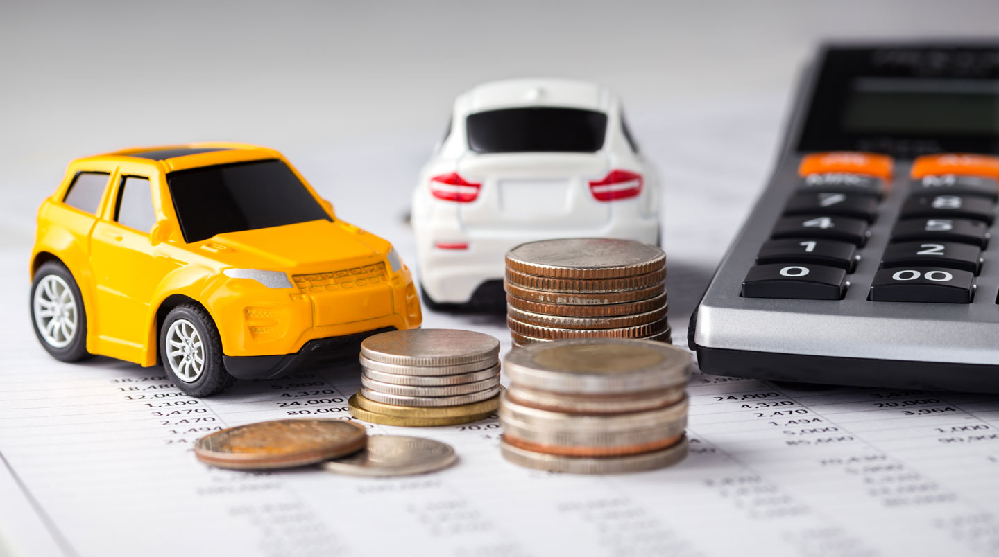 Vue de dessus d'un bureau avec contrat LOA ouvert, calculatrice, smartphone affichant simulation de mensualités, documents de financement automobile en français